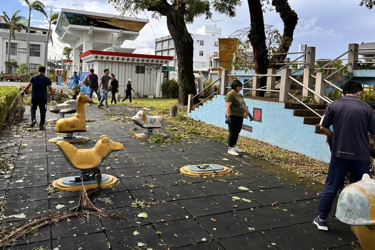 在楊柳颱風過後，馬蘭榮家全體職員開始打掃環境，重建家園。
