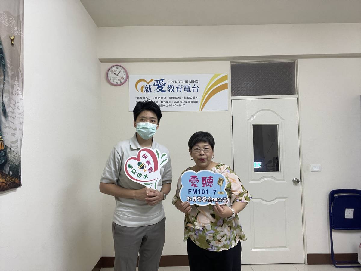 黃千珉律師(左)
