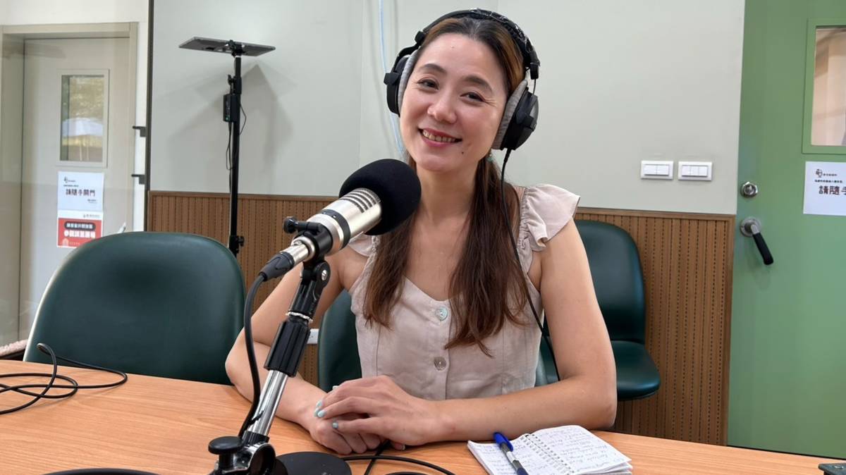 圖2-2生活法語許友俞老師在端端主持的教育電台心動時刻節目