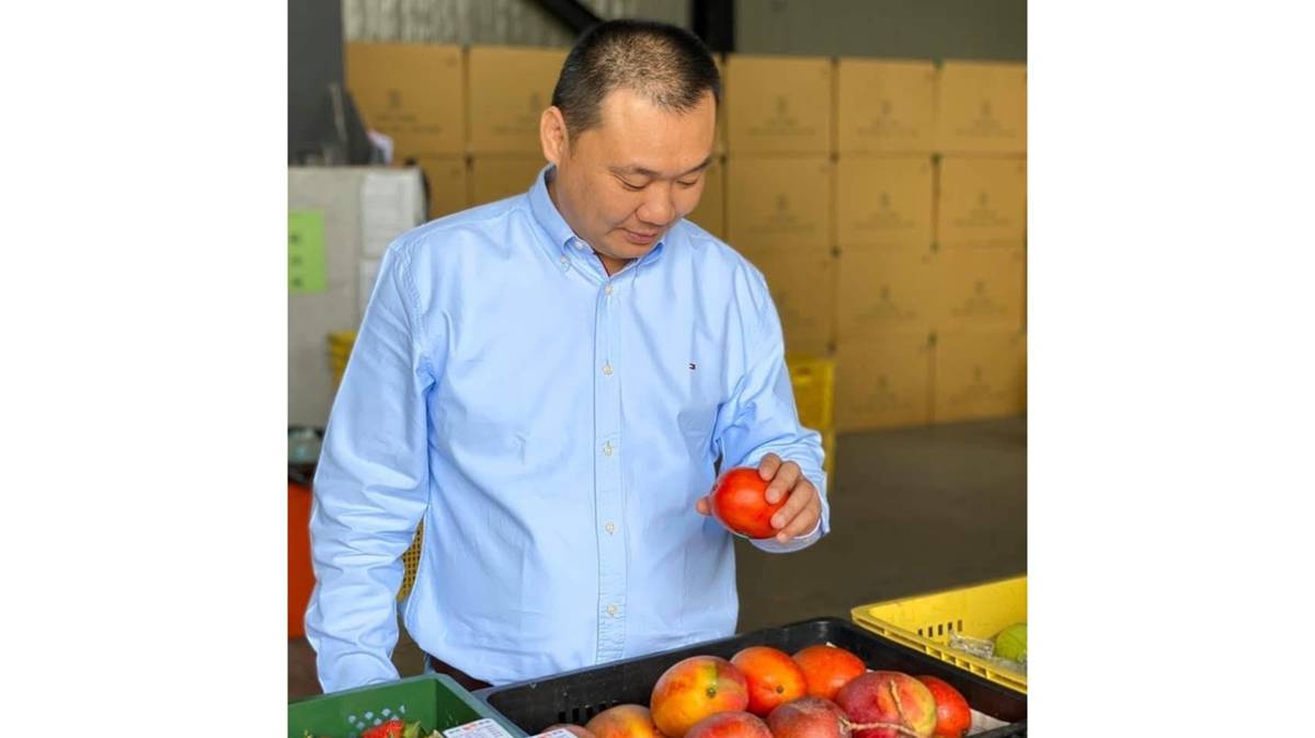 邱瑞堂很重視原料水果的新鮮度(圖片來源：邱瑞堂提供)