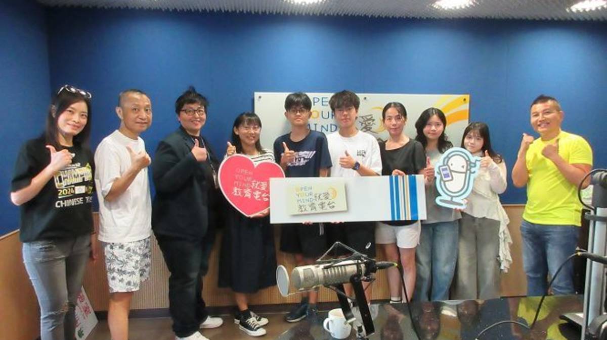 左起 節目主持人（臺中市北區太平國民小學 陳奕蓁主任、臺中市烏日區九德國民小學退休教師 馮寬德（趙翔））來賓（臺中市立臺中工業高級中等學校 鄭倩琳教師 陳家賢同學 黃吉鑫同學、臺中市立新社高級中學 陳明秀教師 林芳妤同學 張芷瑜同學）教育電台常罡。
