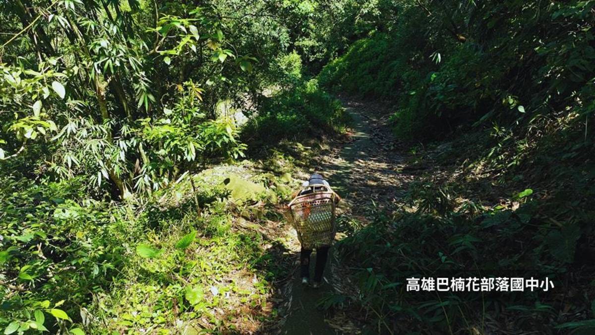 山路崎嶇，需人力搬運下山。