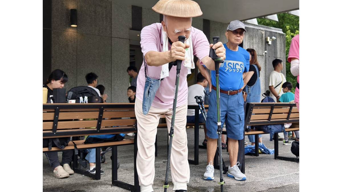 身體硬朗80歲熊先生(中)參加台灣東海大學北歐式健走活動。