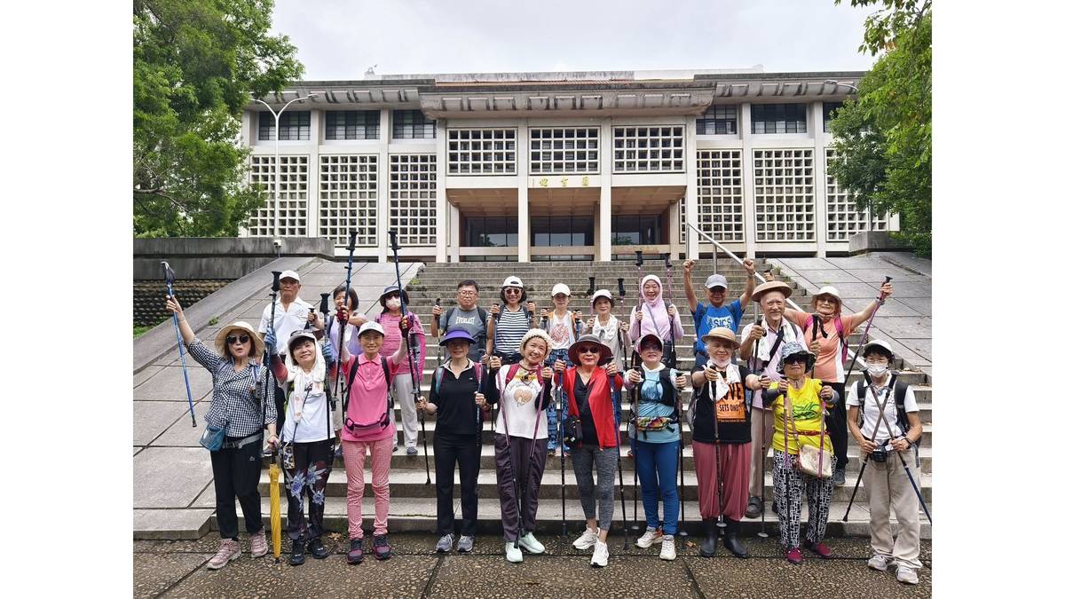 台灣東海大學北歐式健走活動合影。