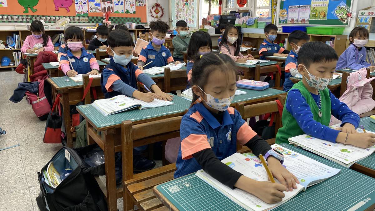 112學年度視力保健績優學校-優等-屏東縣萬丹鄉四維國民小學-執筆坐姿指導