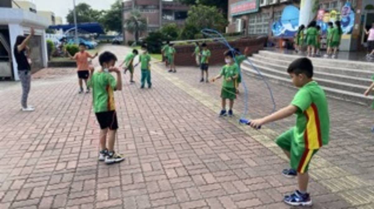 112學年度視力保健績優學校-優等-屏東縣萬丹鄉四維國民小學-學校大下課師生一起跳繩 
