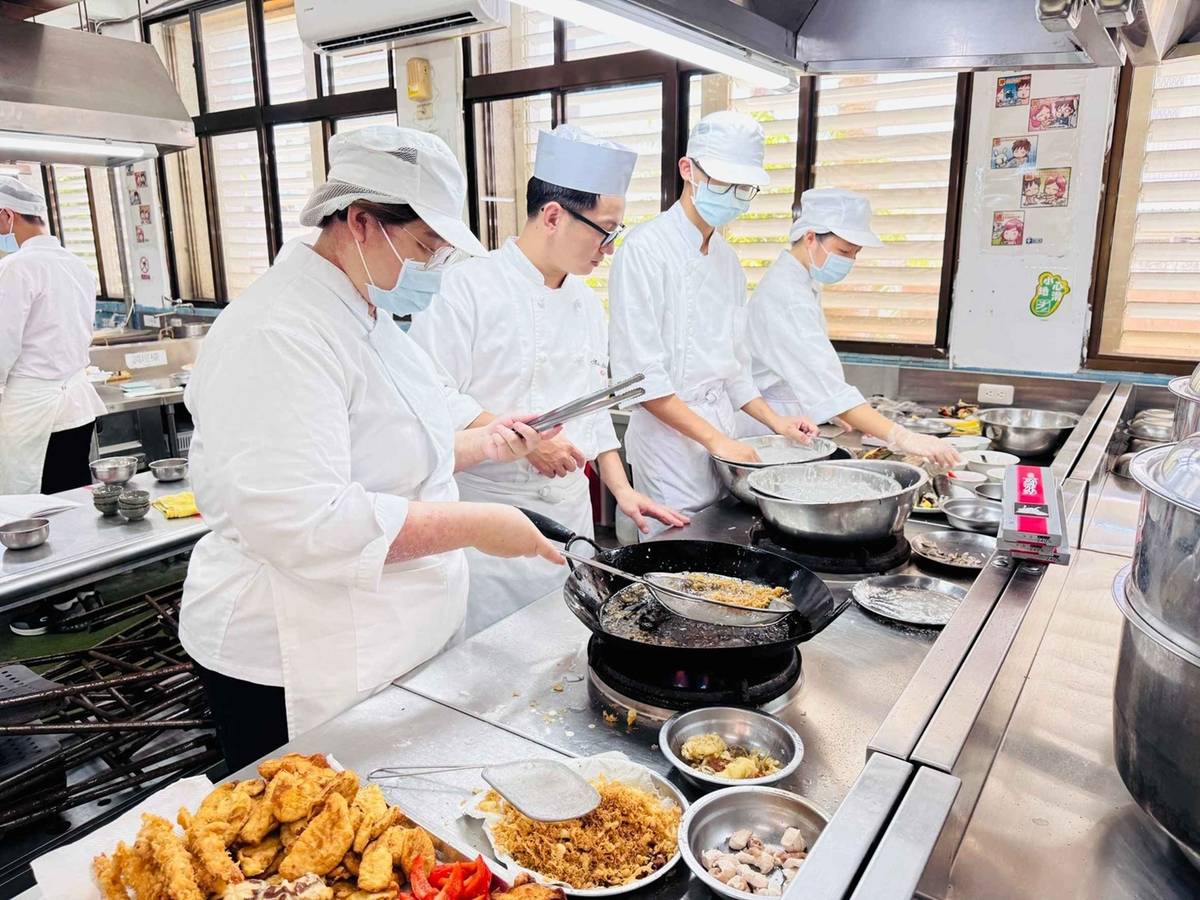 欣葉飯店主廚蒞校親自示範烹飪技術
