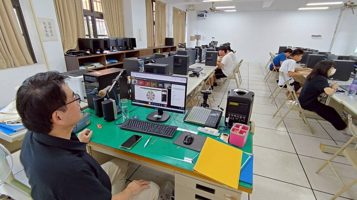 成功商水教師協同板橋高中線上教學中