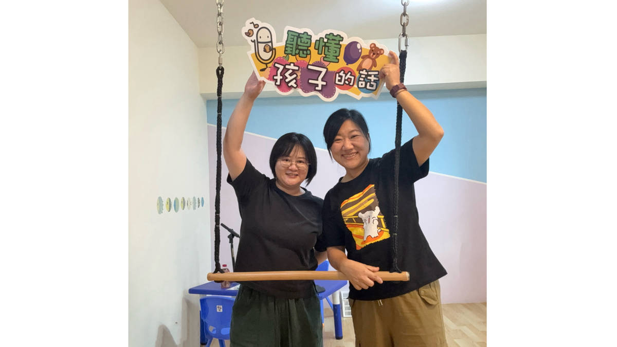 主持人欣怡老師(左)來賓龔秀忞老師(右)