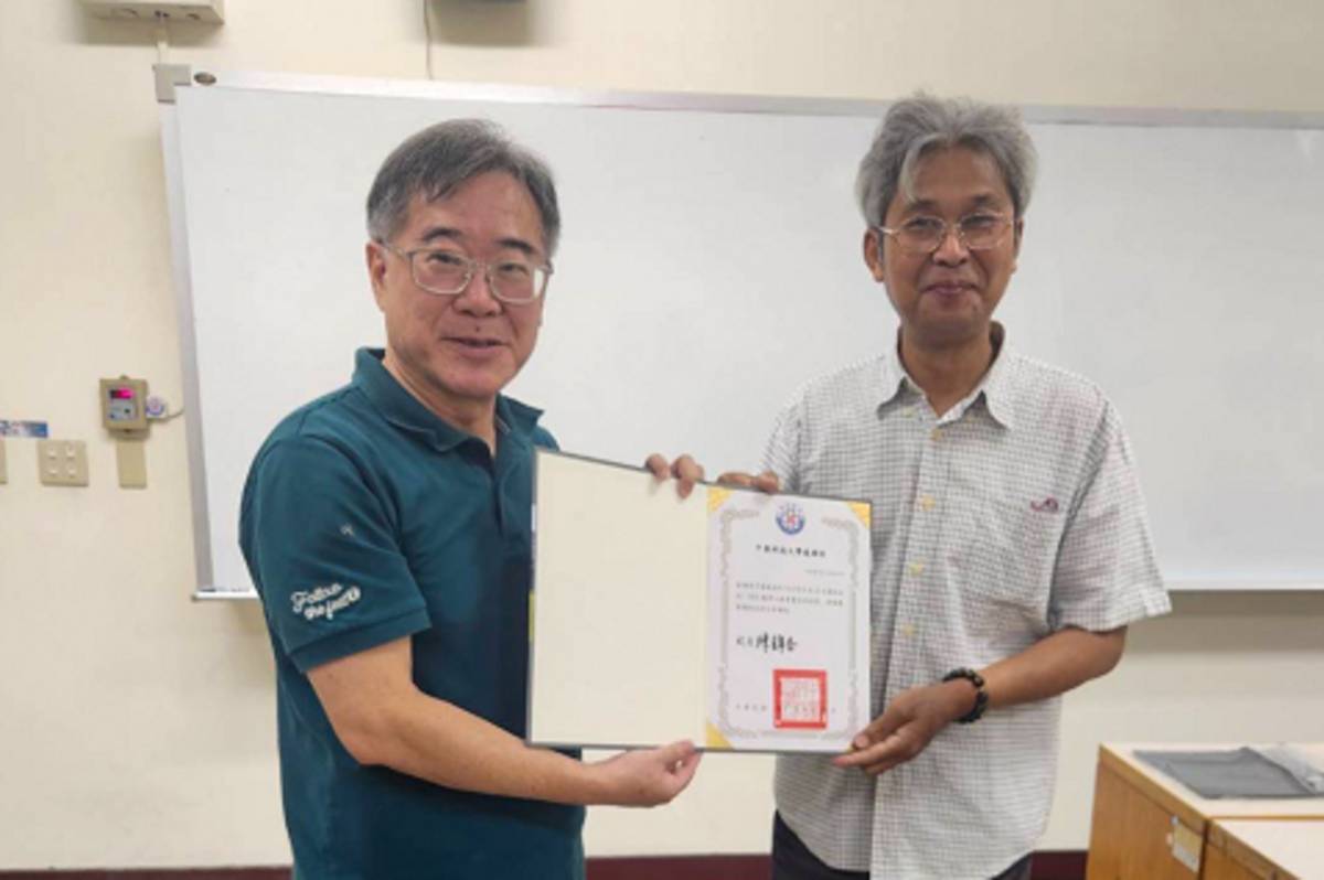 中臺科技大學主任秘書詹博州(左)致贈感謝狀予曾子雲教授(右)