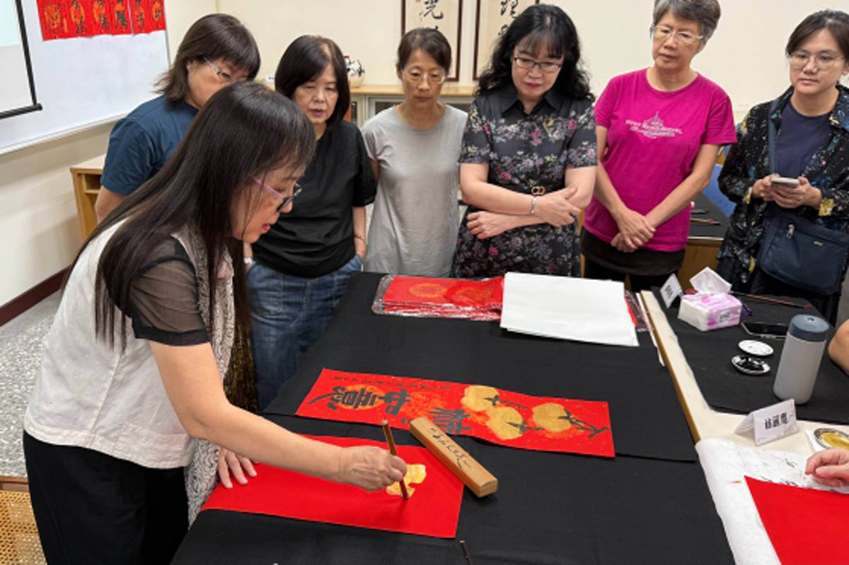 袁之靜教授示範春聯書法之水墨插畫