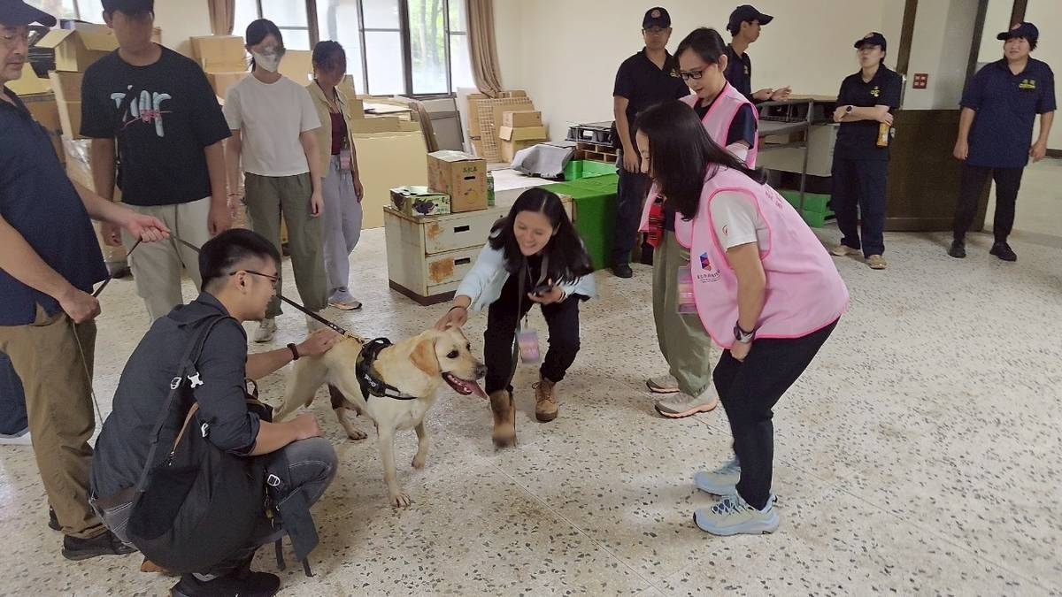 臺北市教育局「走出幽谷迎向光明」活動，學員前往緝毒犬訓練中心，與緝毒犬互動