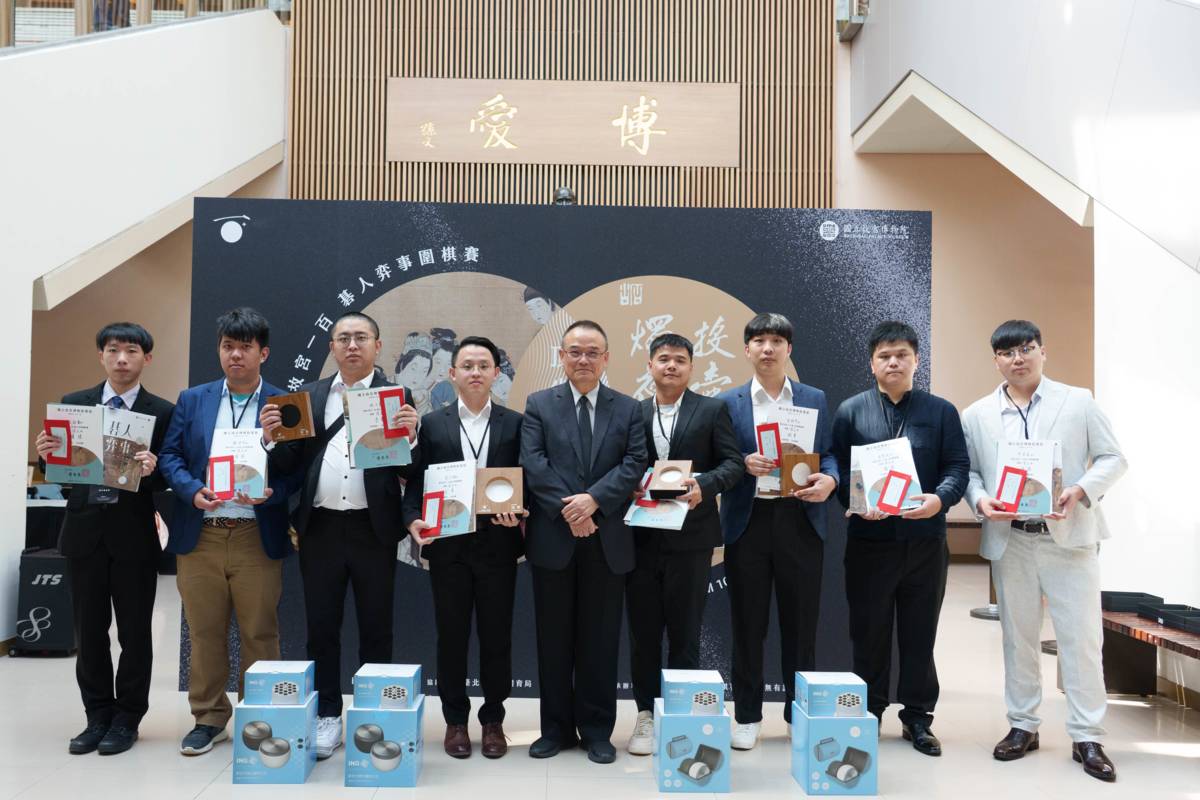 故宮蕭宗煌院長與八位國內業餘7段頂尖棋士合影。（故宮提供）