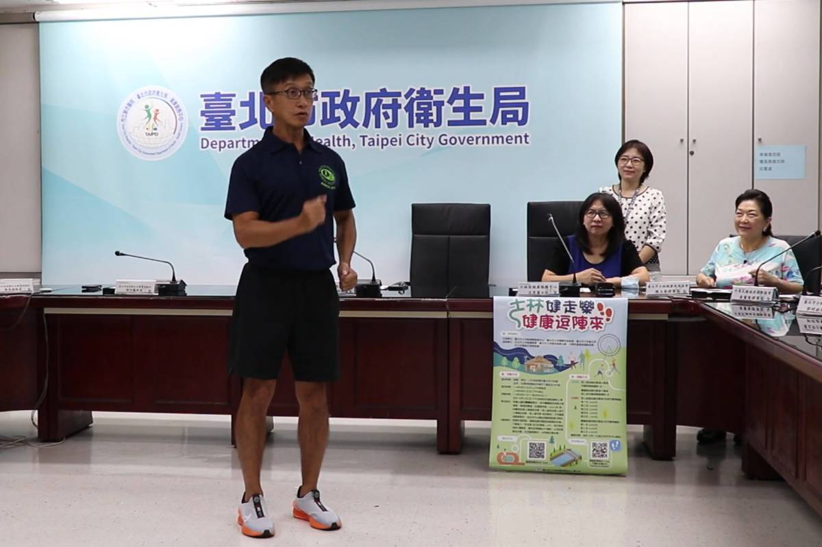 中華民國健身運動協會理事長黃薰隆示範健走4口訣