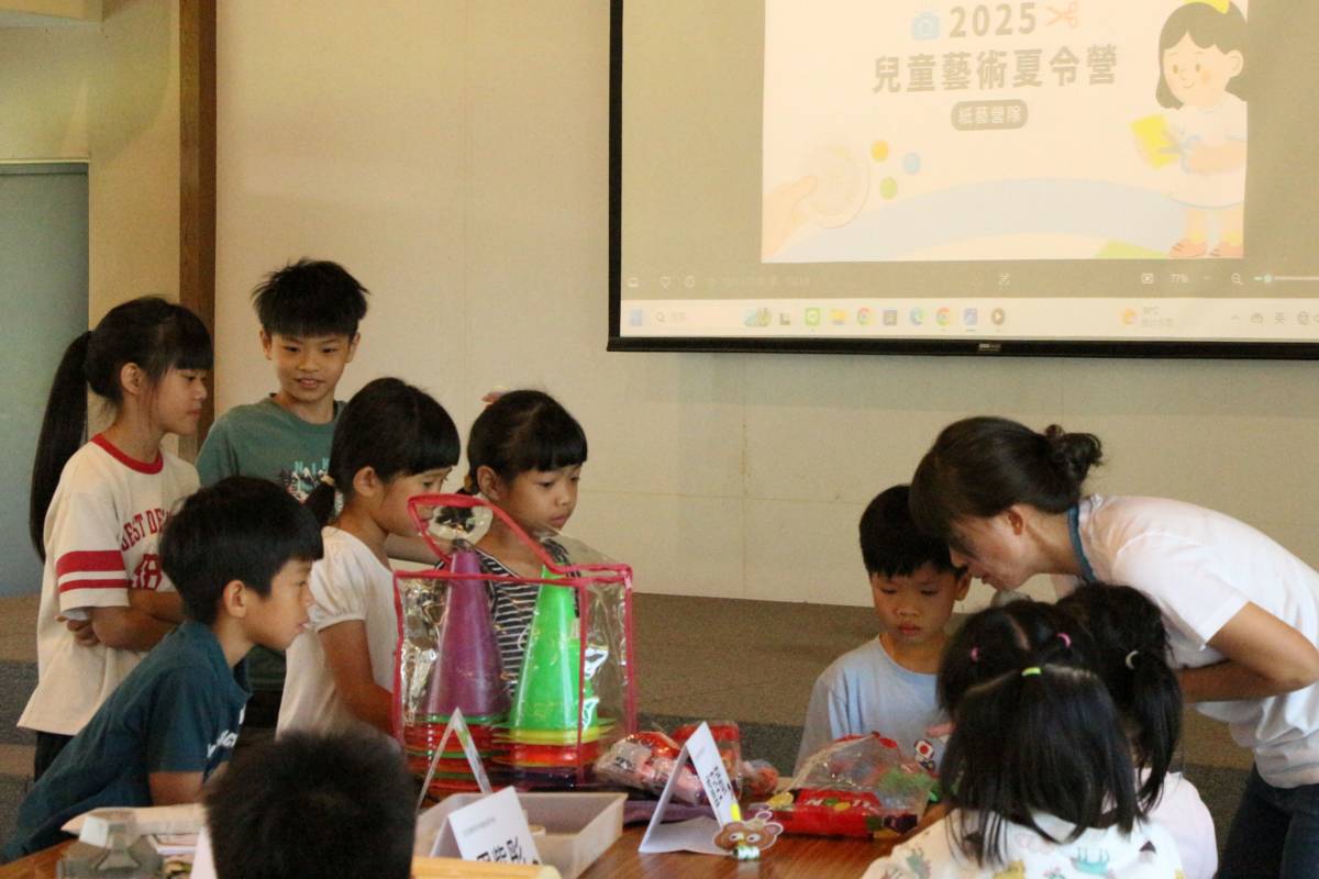 由臺東美術館主辦的暑期營隊第二梯次-「紙藝奇幻」夏令營，小朋友快樂的學習。