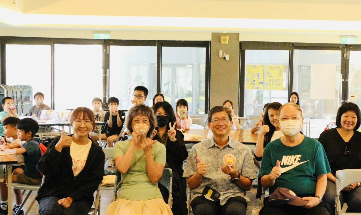 夏令營開營典禮中，大人和小朋友都開心參與。