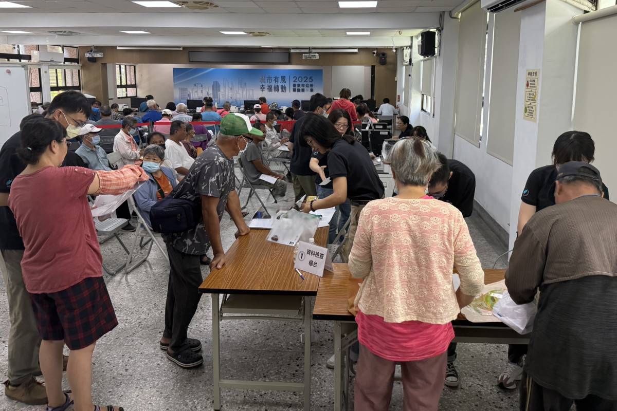 楊柳颱風造成臺東地區農作嚴重受損，臺東市公所特別加派人力及設置多組申辦櫃臺，並進行分流作業與資料檢核，盡力縮短等候時間。