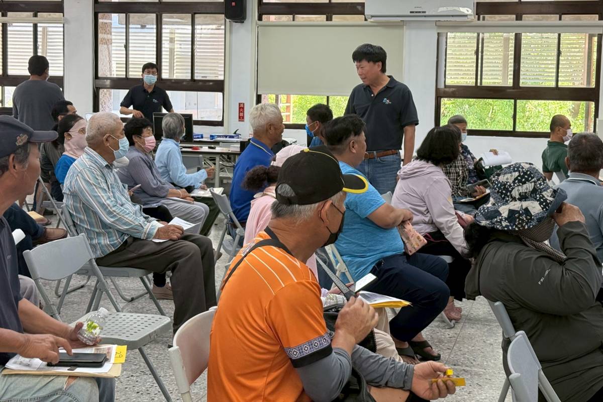 臺東市長陳銘風親自到場，關心申請狀況與動線安排，感謝農民朋友在等待過程中的體諒。