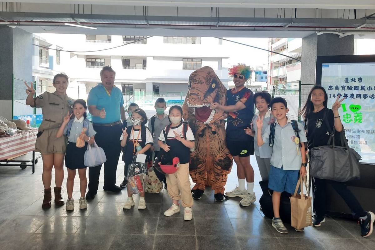 臺北市忠義實小開學日活動，藝術家、恐龍、探險家等角色歡迎新生入學