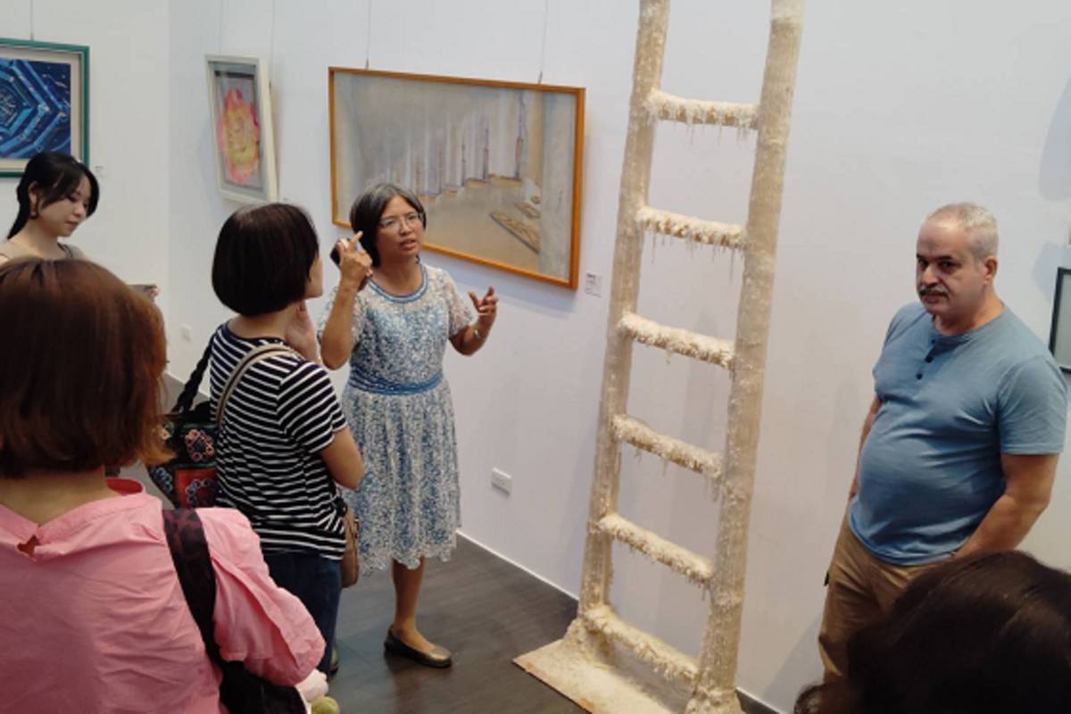 畢森德則自詡為創造「神話式圖像（mythic image）」的藝術家，其雕塑常融入時間元素，《無常之梯》（2018）以蠟與木頭構成高240公分的階梯，隨蠟質融解而逐步消失，讓人直面時間不可逆的流逝。