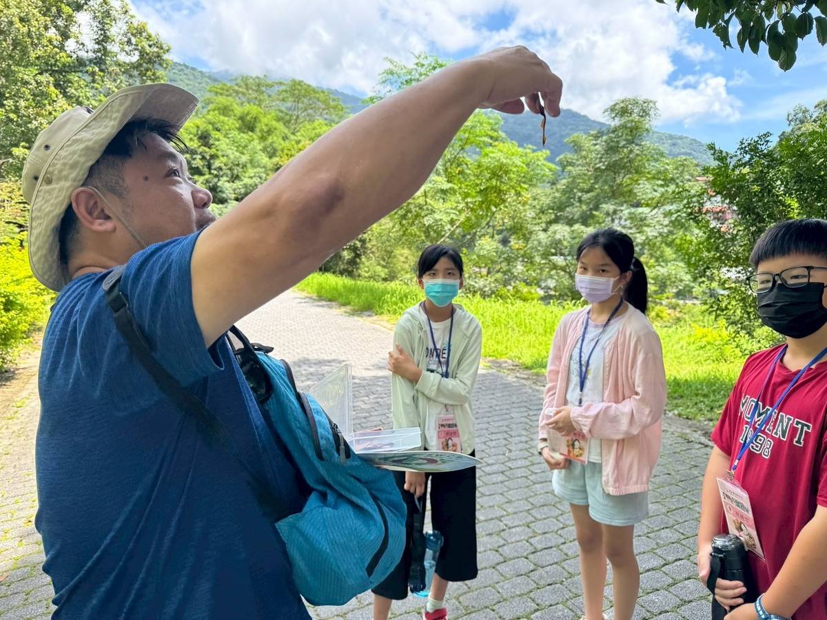 環教師香蕉哥哥向孩子們講解