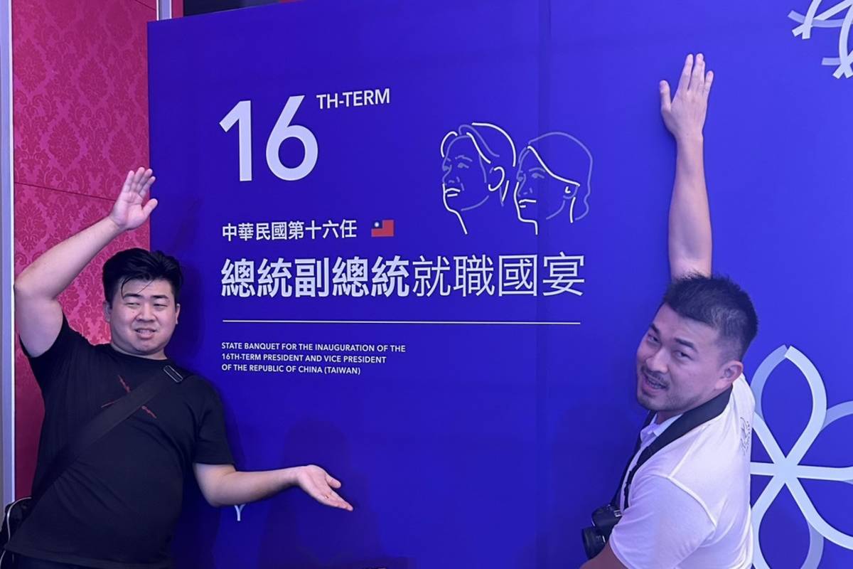  顏志全(右)將傳統小吃「龍鬚糖」變時尚，躍上國宴伴手禮。(技專校院招生專業化總辦公室提供)
