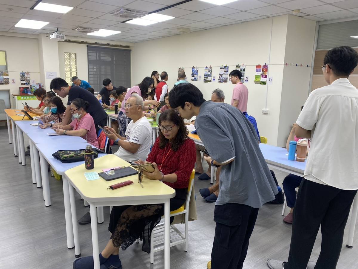 教育部宜蘭縣樂齡學習數位示範體驗場域樂齡專案管理師廉凱評表示，這裡的課程不是冷冰冰的數位操作，而是從生活開始，把手機、平板變成日常小幫手，讓數位科技成為生活的一部分。(記者蘇瑞雯拍攝)