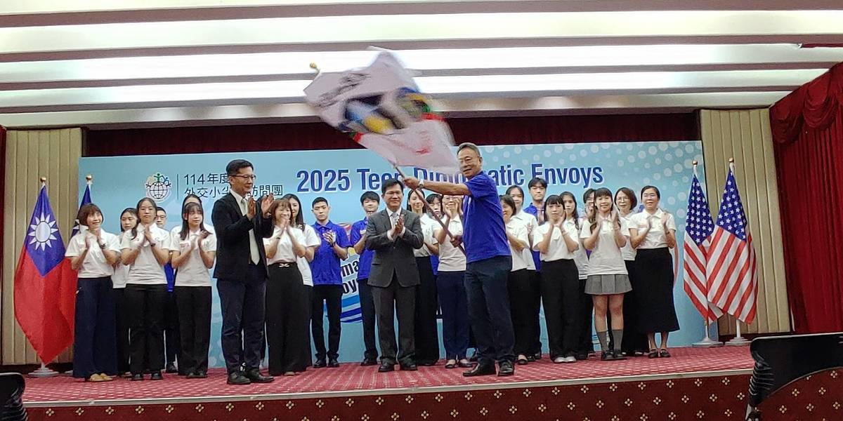 教育部政次張廖萬堅授旗給訪團B團
