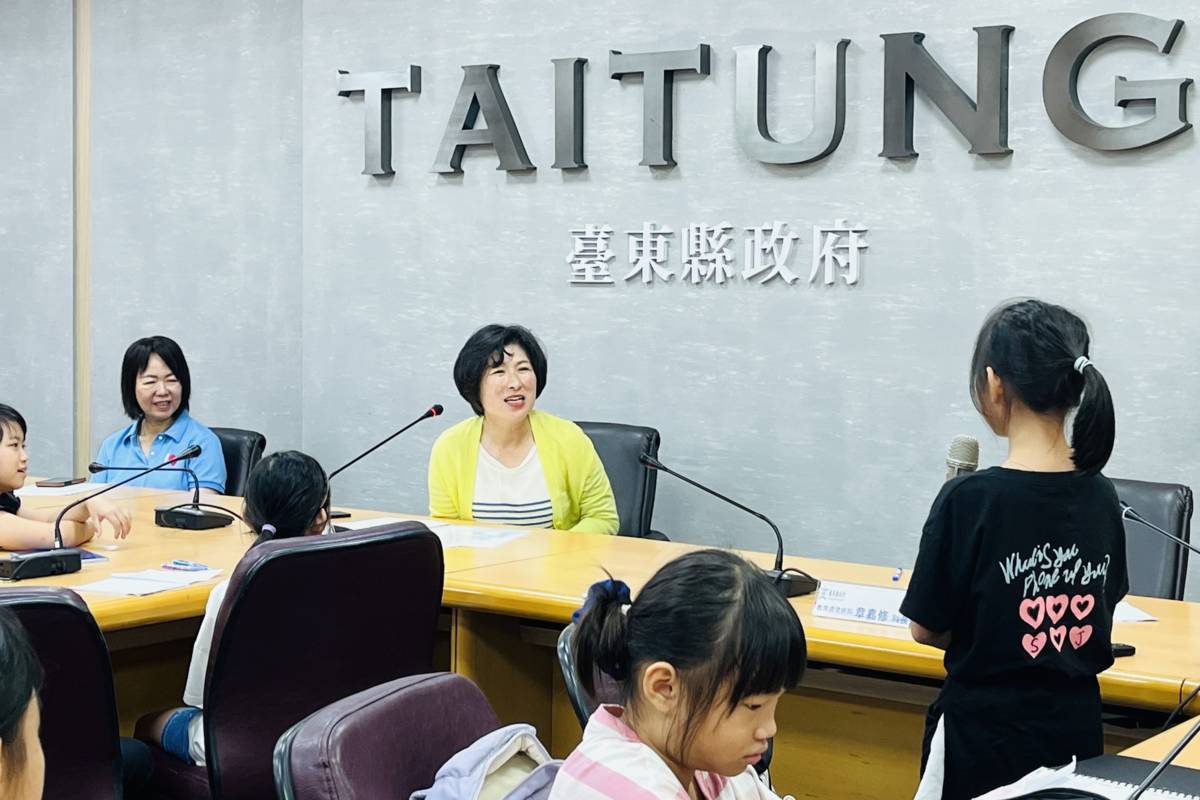 臺東縣四所國小的小朋友前往臺東縣政府，充當起小記者訪問饒慶鈴縣長許多問題。