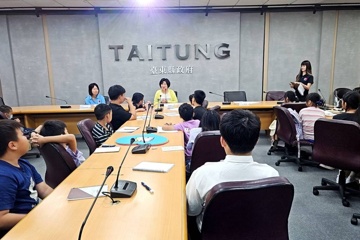 小朋友第一次近距離和饒慶鈴縣長面對面講話，有些小朋友非常緊張，有些小朋友提出自己最感興趣的問題。