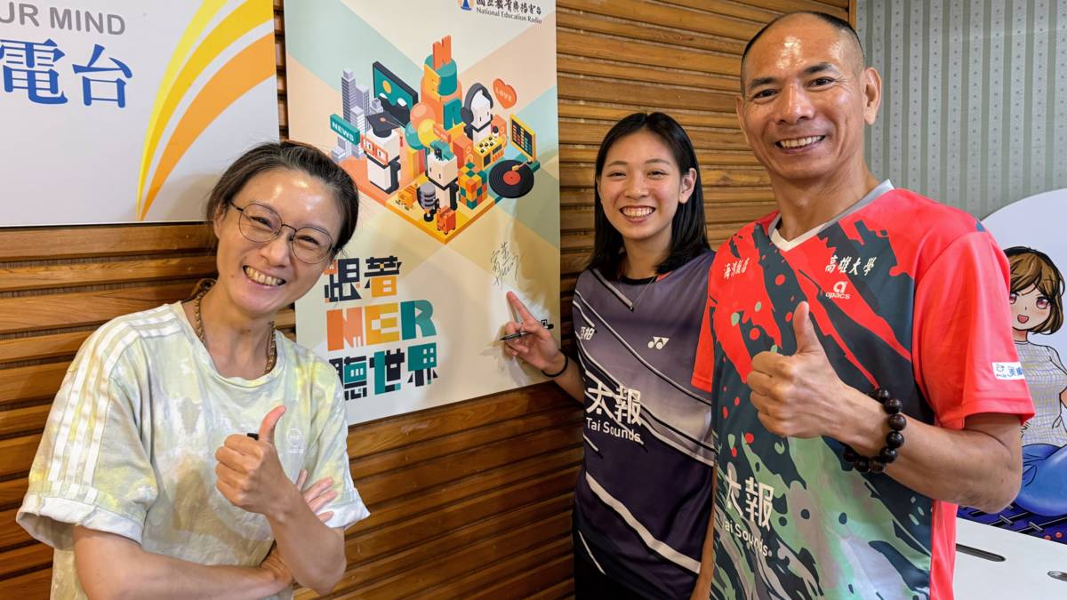 羽球世家─高雄大學運競系副教授黃全成(圖右)與高大運競系學生黃宥薰(圖中)合影