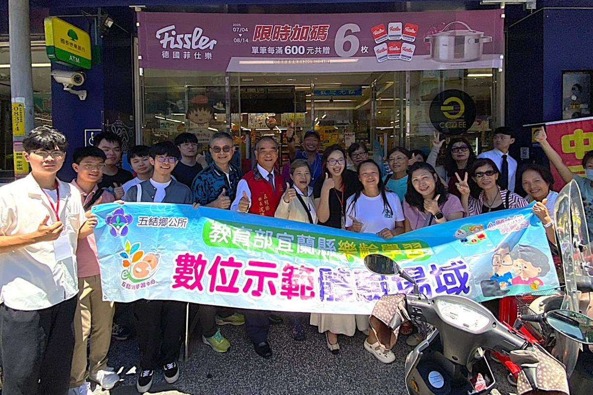 「宜蘭縣樂齡學習數位示範體驗場域」正是活生生的例證，展現出長輩們擁抱科技、主動學習的熱情與韌性，圖為課程拉到全聯實際操作全支付課程。(記者蘇瑞雯拍攝)