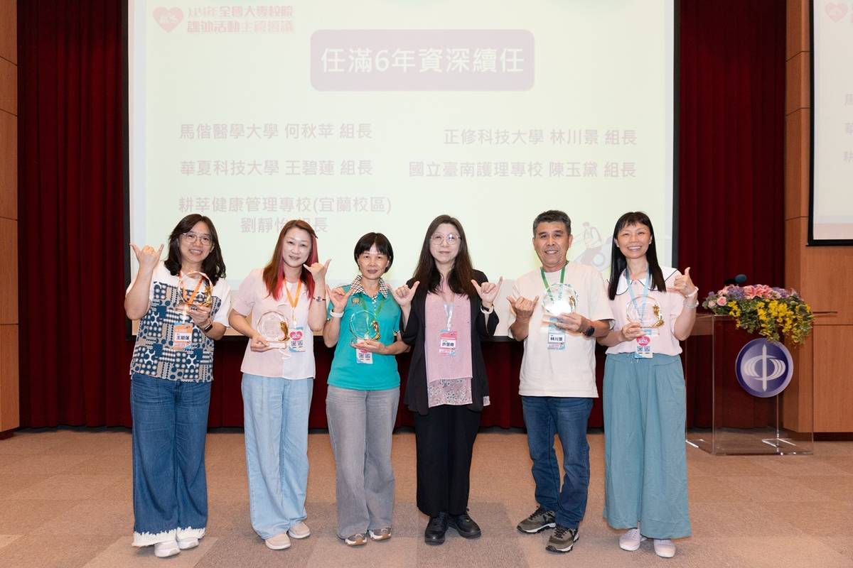 致贈任滿6年資深續任課外活動組主管感謝牌