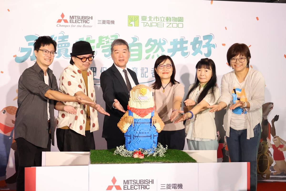 臺北市副市長林奕華（右三）、台北市立動物園園長朱孝芬（右二）、臺灣插畫家BLUE (左二）以及企業代表為《穿山甲保育教育計畫》揭開序幕。(孟沛蓁攝影)
