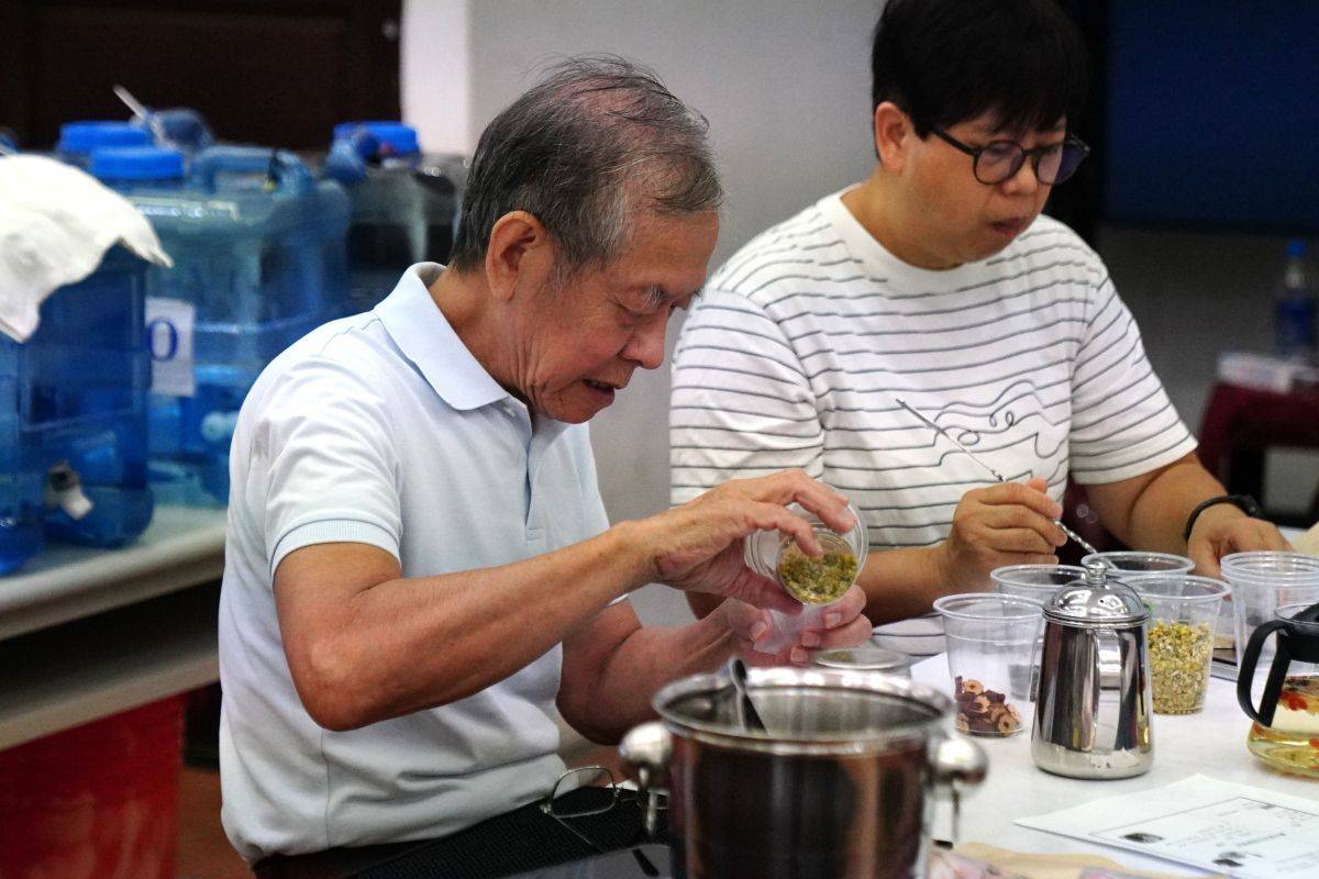 學員在講師引導下親手調製，體驗飲品調配的樂趣