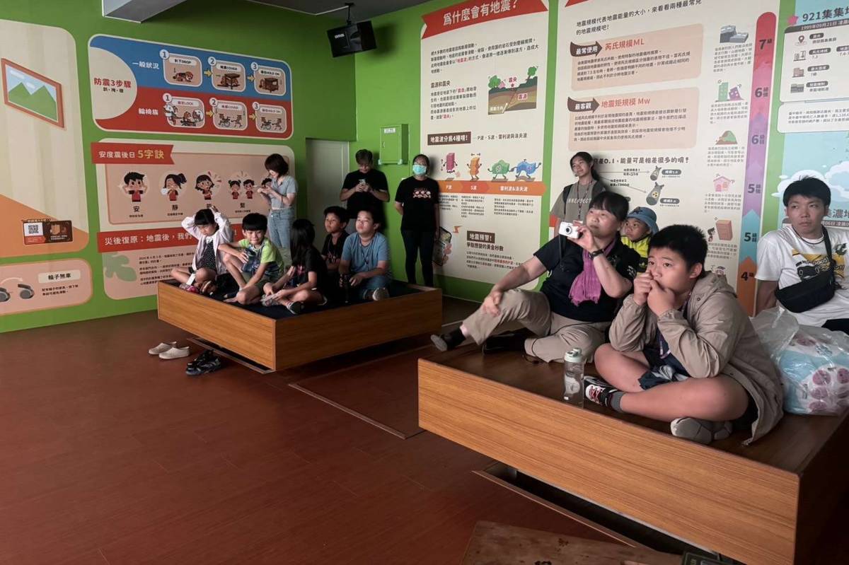 學童於雲林縣防災教育科技中心體驗地震（圖源：雲林縣政府）