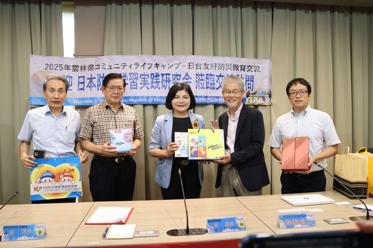 日臺雙方代表互贈紀念品（圖源：雲林縣政府）