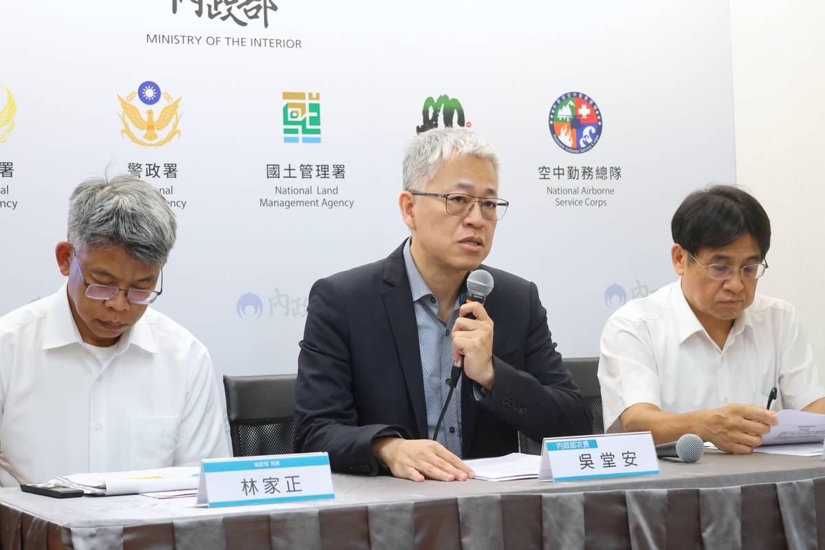 內政部常次吳堂安(中)說明