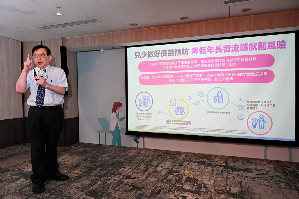 李慶雲兒童感染暨疫苗發展醫學文教基金會董事長黃立民教授說明兒童青少年的「第一道防線」，能間接降低50歲至70歲族群，因流感就醫的風險高達8成 (基金會提供)
