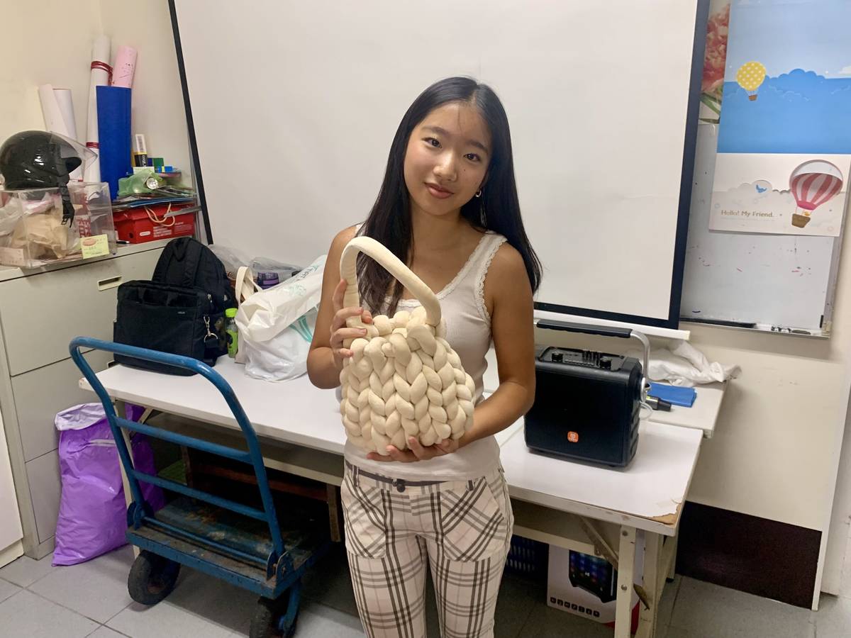 就讀於台北美國學校的17歲Megan展示編織課程的成品 (記者攝)