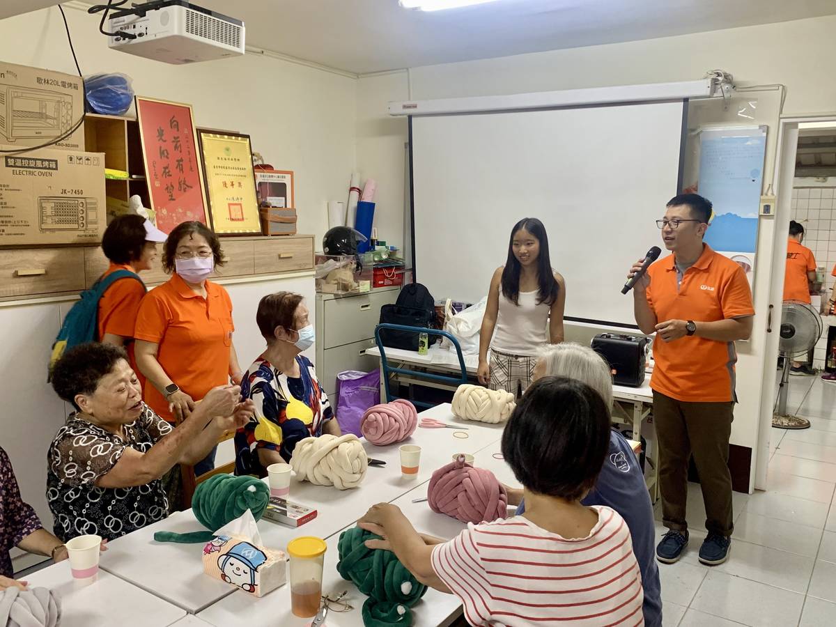 弘道臺北服務處組長詹尚程為課程開場 (記者攝)