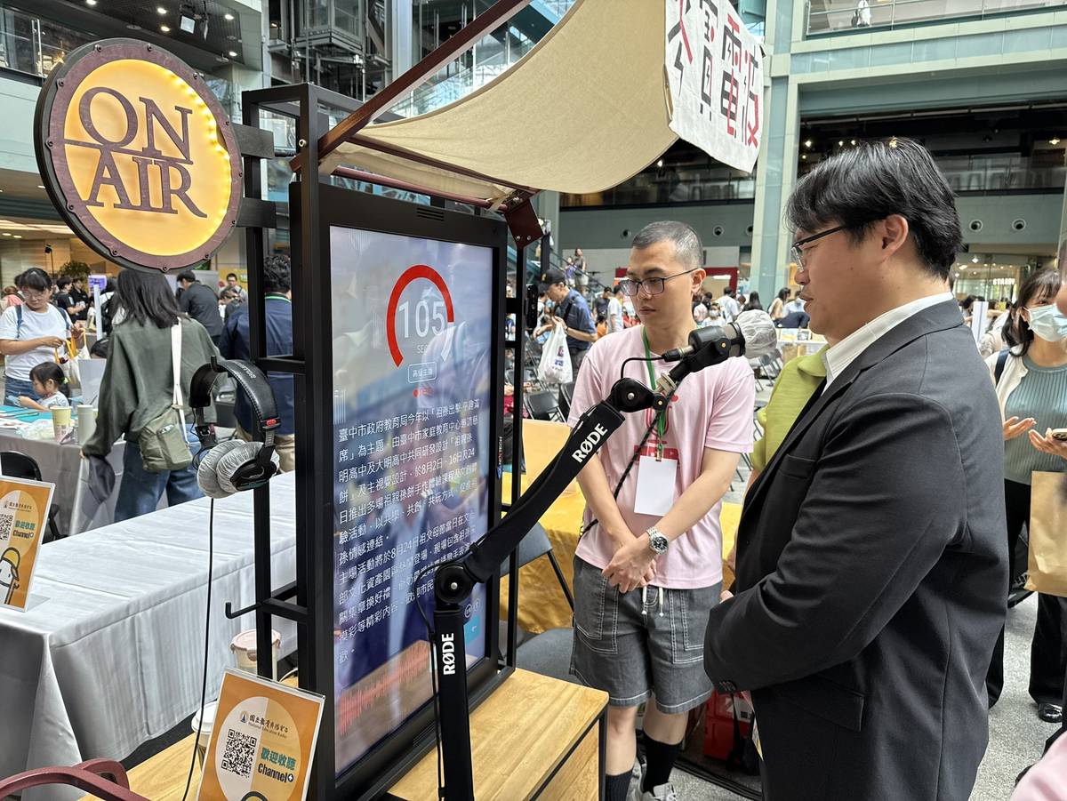 朱俊彰次長體驗教育電臺的麥寶電波錄音