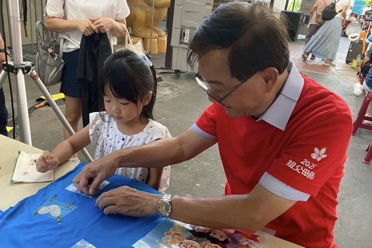 活動攤位，祖孫可一同共創專屬紀念T恤