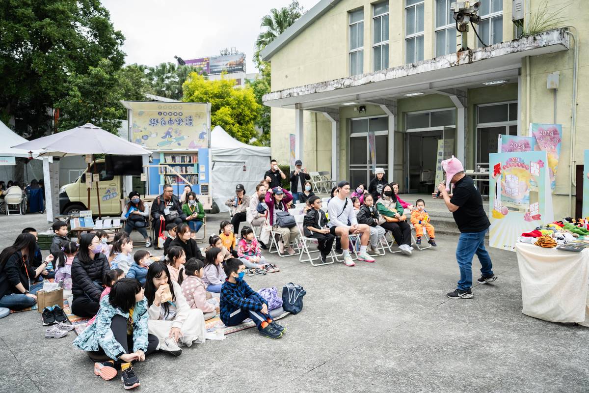 國家人權館景美園區舉辦人權市集，活動中的有繪本劇場