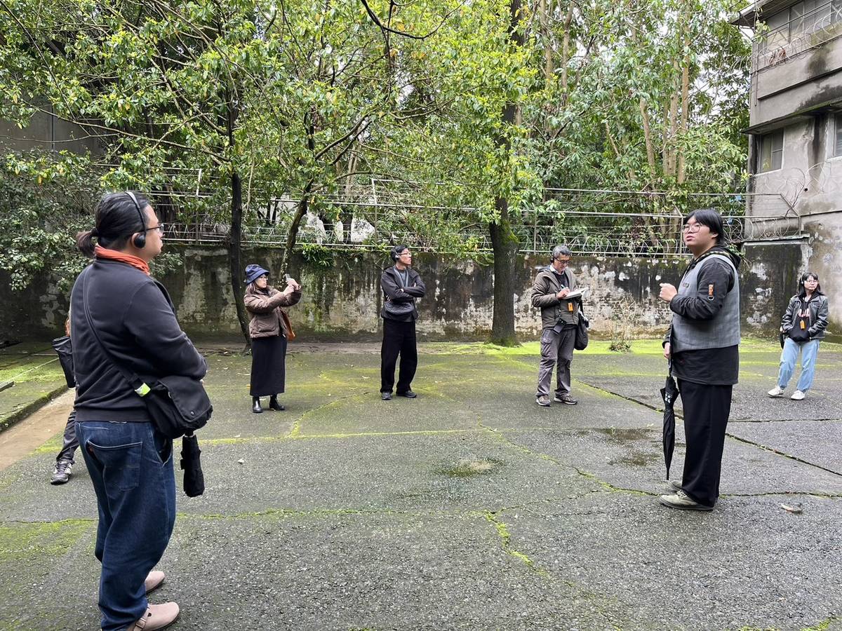 園區導覽員在仁愛樓放封區解說