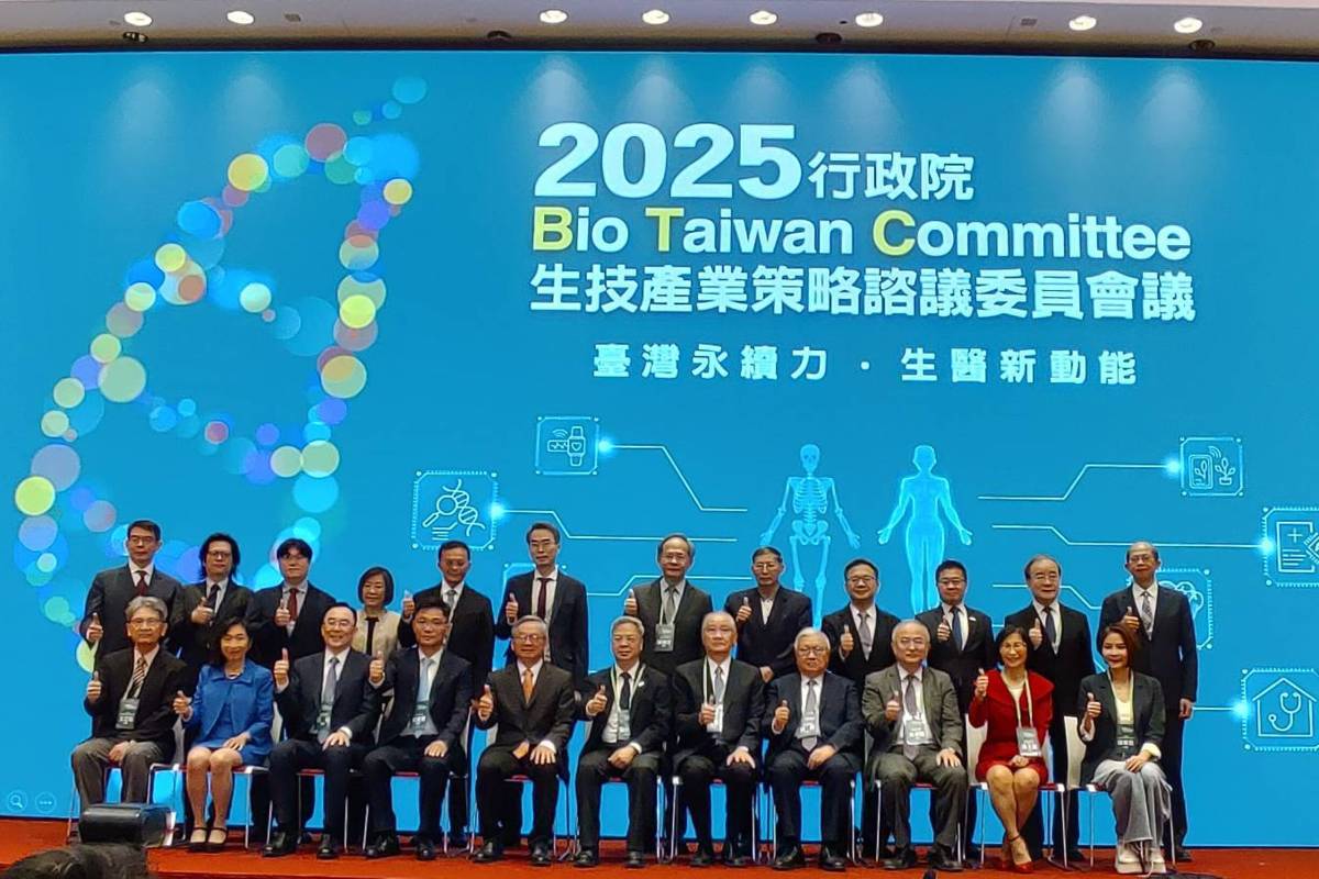 「2025生技產業策略諮議委員會」登場 教育部常次朱俊彰(後排左三)出席
