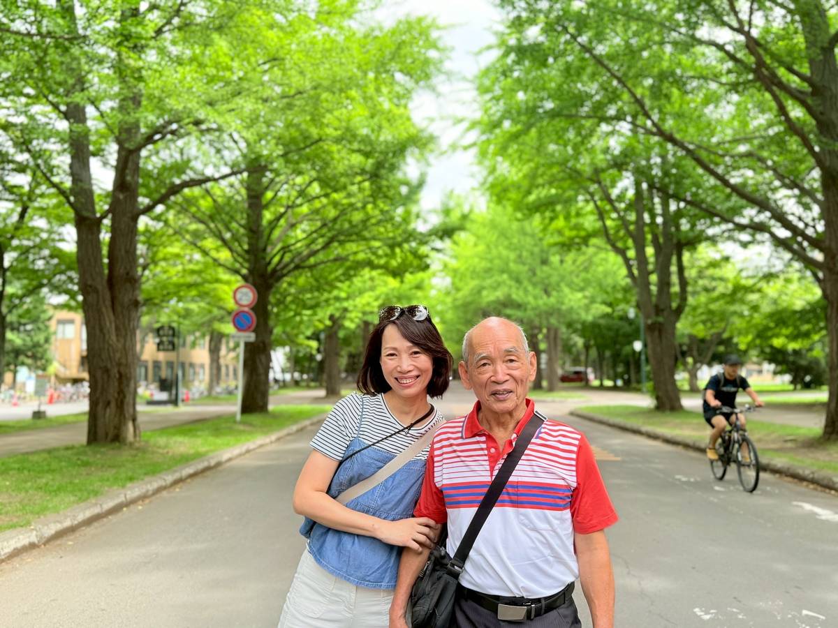 佩芬和爸爸在日本北海道的合影