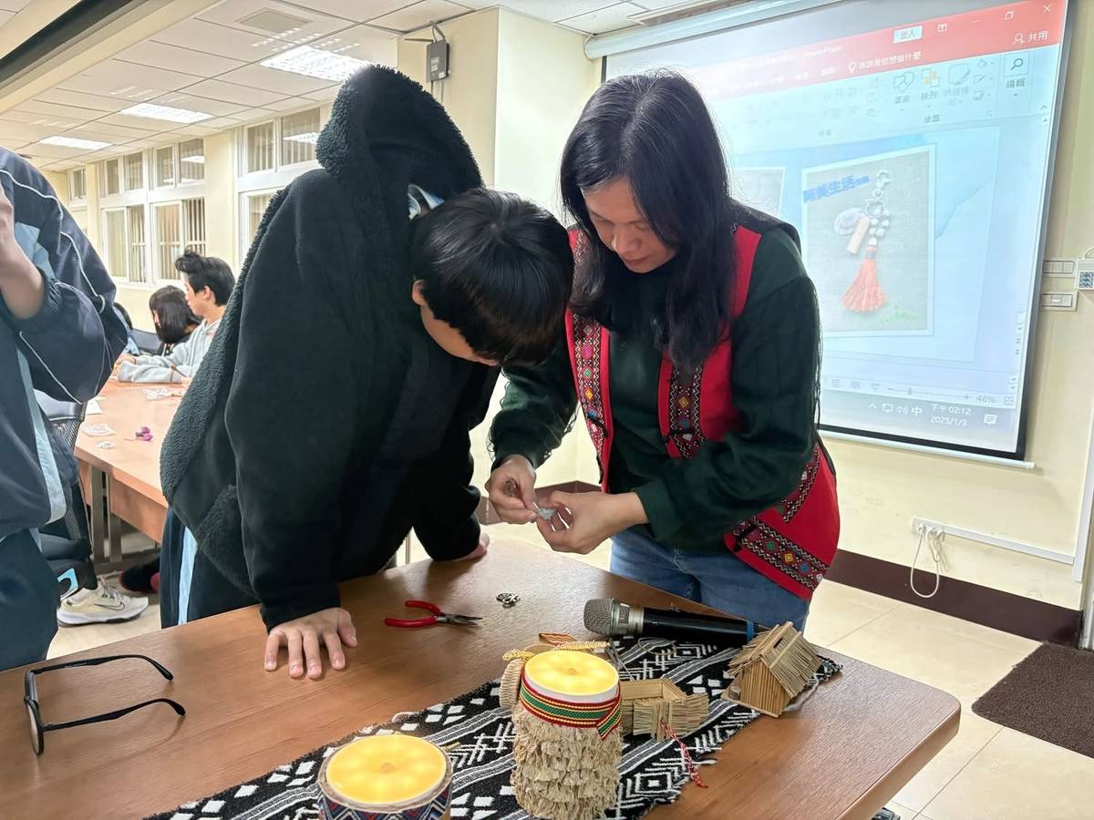 族語老師指導學生手作，瞭解阿美族文化