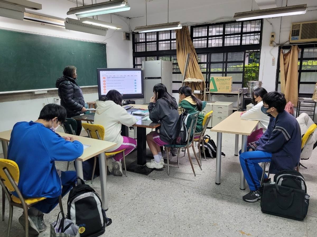 族語老師透過多媒體教材，引導學生瞭解詞句