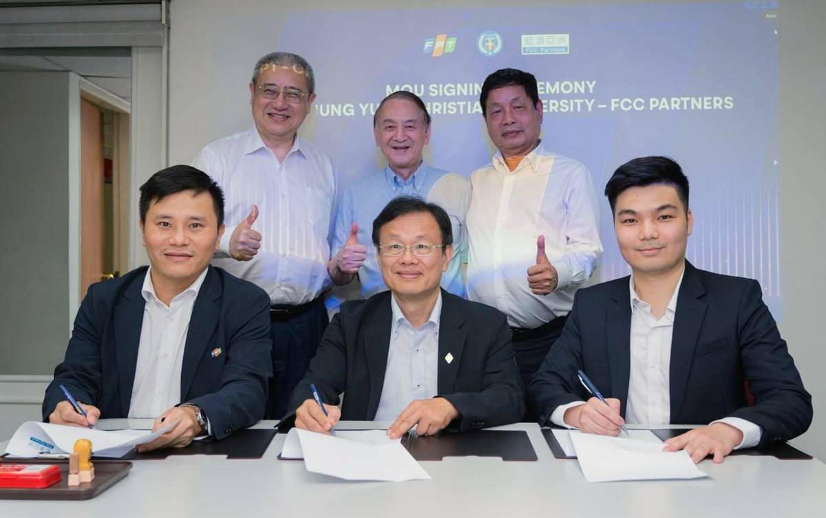 中原大學攜手越南FPT大學與藍濤亞洲簽署三方合作備忘錄，共推半導體國際人才培育。(前排左起：FPT執行官黎維、中原大學半導體學院院長傅昭銘、藍濤亞洲經理鄧納森，後排左起：_藍濤亞洲董事長黃齊元、中原大學董事長張光正、FPT集團總裁張嘉平)。(中原大學提供)